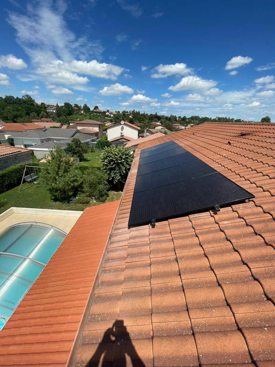 Pose de panneau solaire bi facial à Jonage dans le Rhône