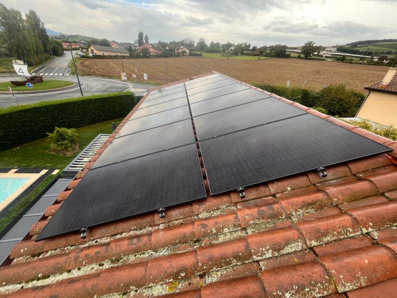 Installation de panneau solaire avec micro onduleur à la Tour de Salvagny