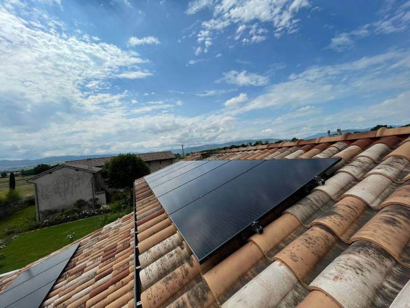 Installation de panneaux solaires P7 de Sunpower Maxeon près d’Arnas, dans le Beaujolais